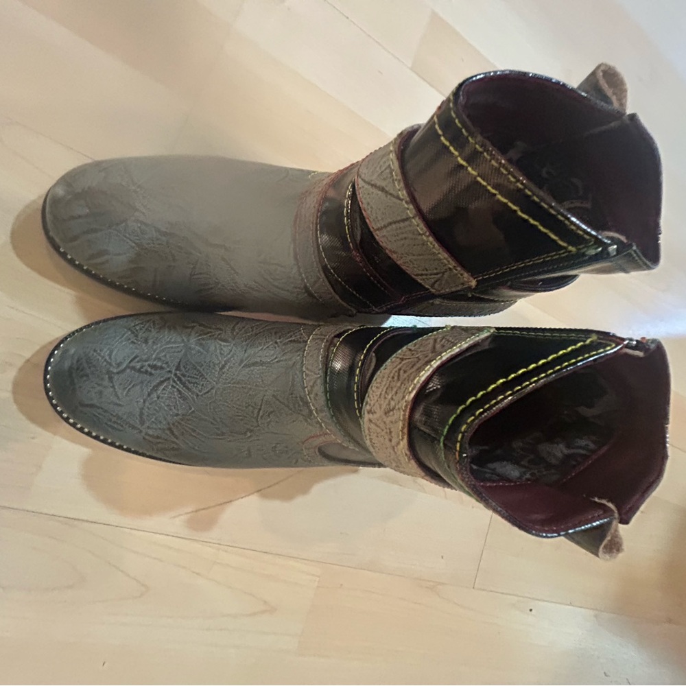 L’Artiste Stylish Embossed sage Ankle Boots with Burgundy Trim 38